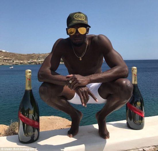 4474B7A800000578-4897120-Usain_Bolt_poses_next_to_two_giant_champagne_bottles_as_the_Jama-a-75_1505773523751