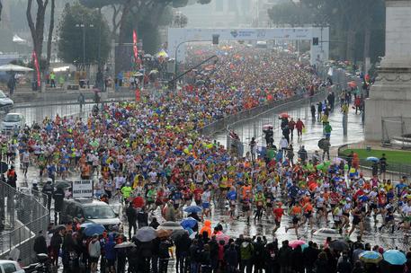 A Roma maratona da record e bagnata