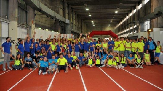 Il gruppone della Trieste Atletica in pista-2