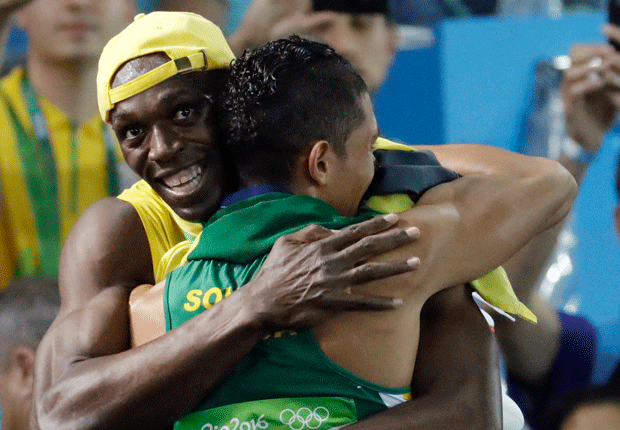 Rio 2016 atletica: Usain Bolt esulta con Van Niekerk dopo il record del mondo sui 400 metri