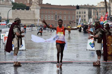 Ethiopian Abebe Negewo Degefa cross the finish line first of the Rome Marathon 2015, Rome, 22 March 2015. ANSA / US MARATONA ROMA - PRESS OFFICE +++ANSA PROVIDES ACCESS TO THIS HANDOUT PHOTO TO BE USED SOLELY TO ILLUSTRATE NEWS REPORTING OR COMMENTARY ON THE FACTS OR EVENTS DEPICTED IN THIS IMAGE; NO ARCHIVING; NO LICENSING+++