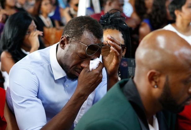 Usain Bolt in lacrime durante il funerale del grande amico saltatore in alto Germaine Mason- Le immagini