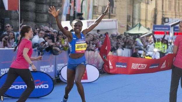 Joyciline Jepkosgei record mondiale sui 10km su strada, è la prima donna sotto i 30 minuti!