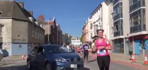 Runners rischiano di essere investiti da un' automibilista che entra nel percorso della Mezza Maratona