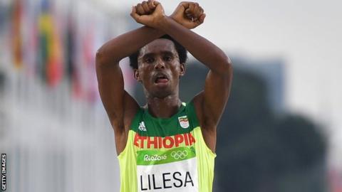 Torna dall'esilio il maratoneta  etiope che protestò incrociando i polsi  alle olimpiadi di Rio