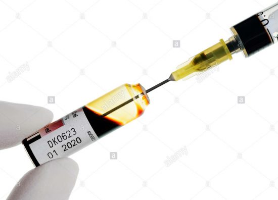 flaconcino-e-una-siringa-preparazione-per-una-iniezione-di-ferro-utilizzato-nel-trattamento-di-anemia-close-up-m9p7ma