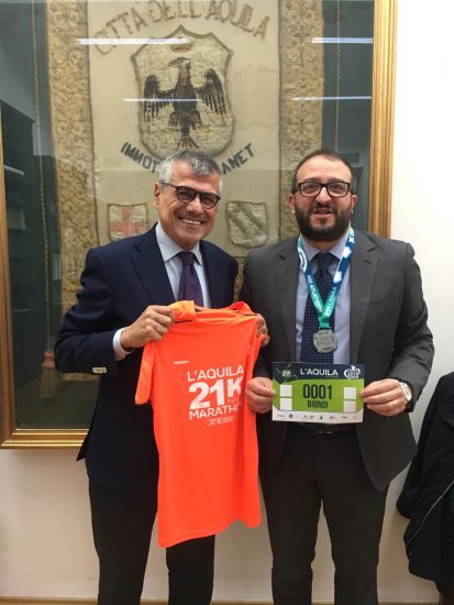 Camillo Franchi e il sindaco dell'Aquila Pierluigi Biondi alla presentazione della Mezza Maratona