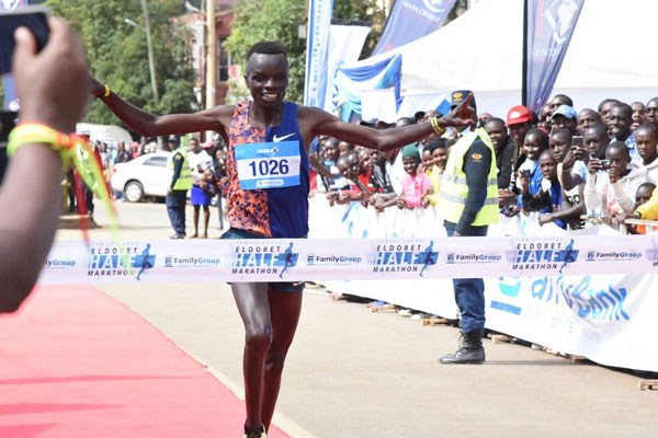 Daniel Simiu e Nancy Jelagat vincono la mezza maratona Eldoret della Family Bank in Kenya