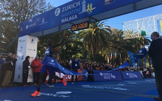 Martin-Cheruiyot-atravesando-la-meta-de-la-Zurich-Maratón-Málaga-2019-Comunicación-Zurich-Maratón-Málaga