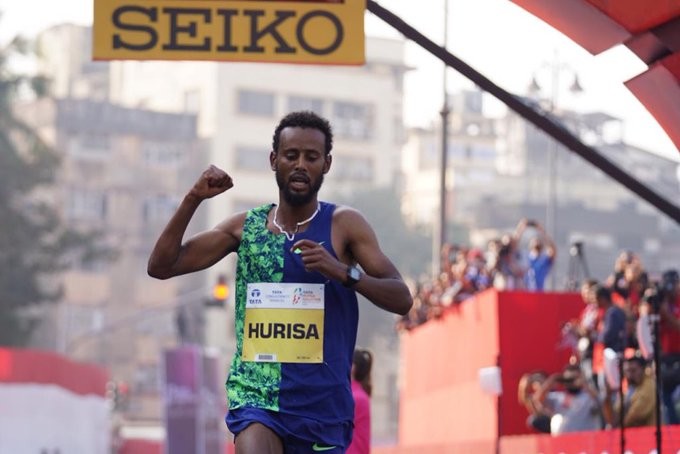 Alla faccia delle Vaporfly: etiope con scarpe prese in prestito,  corre in 2:08 e vince la maratona di Mumbai