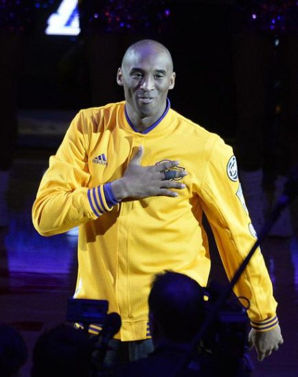 epa05257933 Los Angeles Lakers Kobe Bryant acknowledges fans prior to the NBA game against the Utah Jazz at Staples Center in Los Angeles, California, USA, 13 April 2016. This is Kobe Bryant's last game after a 20 year career with the Lakers.  EPA/MIKE NELSON CORBIS OUT