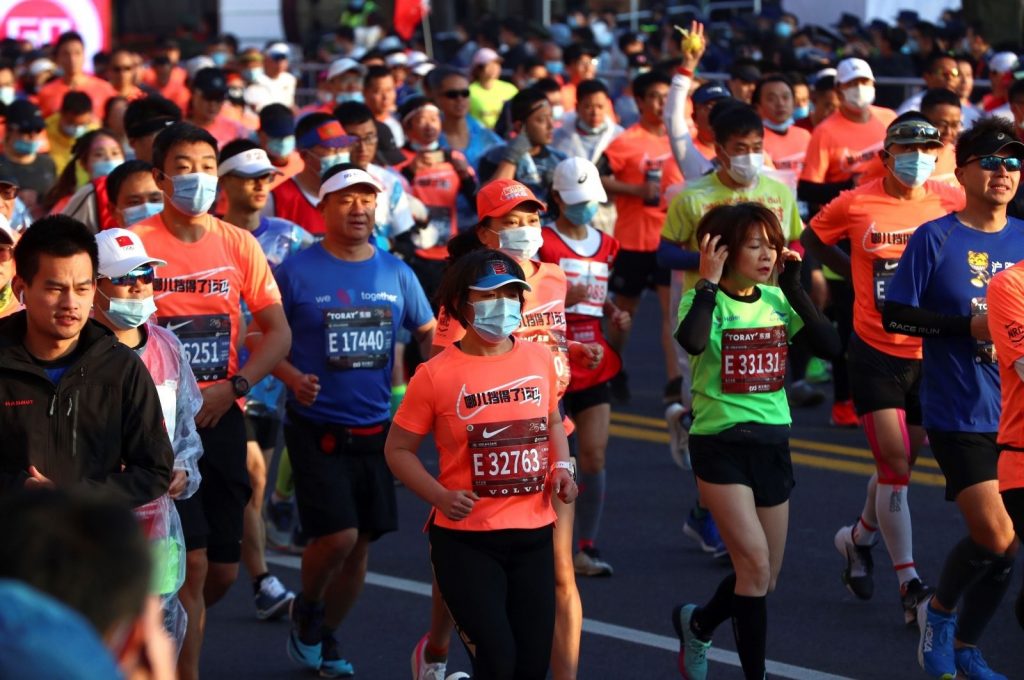 9.000 corridori sfidano il COVID-19 alla maratona di Shanghai!