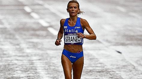 epa03342498 Valeria Straneo of Italy cross the finish line in the women's marathon  during the London 2012 Olympic Games Athletics Marathon competition, London, Britain, 05 August 2012.  EPA/KERIM OKTEN