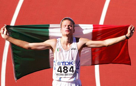 Italian Alex Schwarzer celebrates placing third in the 50km Walk at the 10th IAAF World Championships in Athletics, Helsinki, Finland, Friday 12 August 2005. ANSA/FABRICE COFFRINI