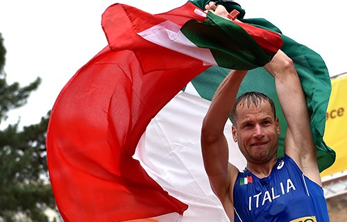 Alex Schwazer festeggia dopo aver vinto la 50 km Race Walk al Campionato IAAF Race Walking Team di Roma 2016. Foto: Tullio M Puglia / Getty Images