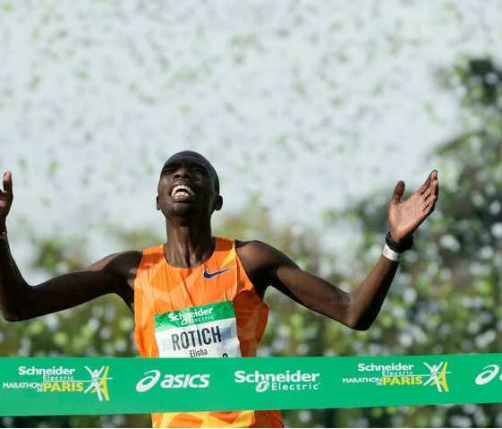 Il keniota Elisha Rotich (record della corsa) e l'etiope Tigist Memuye vincono la maratona di Parigi con 60.000 partecipanti