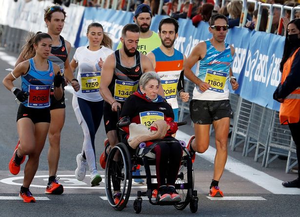 Spinge la mamma in sedia a rotelle per l'intera maratona di Barcellona in meno di 3 ore