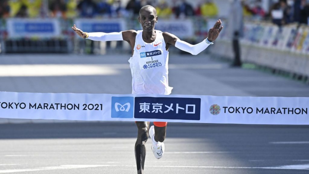 Eliud Kipchoge super! Vince la Maratona di Tokyo con il quarto tempo più veloce di sempre