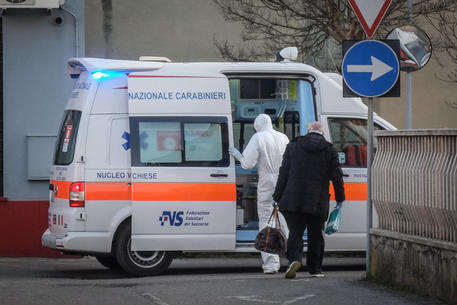 I carabinieri del Nas, insieme a personale medico specializzato, hanno prelevato con un'ambulanza bio contenitiva dalla loro abitazione di Castiglione d'Adda i genitori di Mattia, 38 anni, il paziente 'numero 1', trasferito questa mattina dall'ospedale di Codogno al Policlinico San Matteo di Pavia. I due anziani sono stati prelevati da personale sanitario in tuta asettica bianca e, dopo aver fatto indossare loro la mascherina, accompagnati fino ad una vicina ambulanza, che li ha portati via, 22 febbraio 2020. Ansa/Matteo Corner