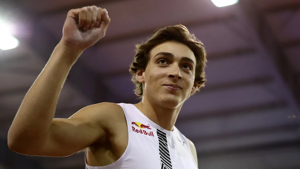 Armand Duplantis vince l'asta di Doha con m.6.02 "Indoor"