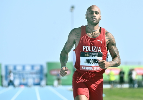 epa09955495 Tokyo 2020 olympic 100m champion and world record holder Marcell Jacobs of Italy during the qualifying heats of the Savona athletics meeting in Savona, Italy, 18 May 2022. EPA/LUCA ZENNARO