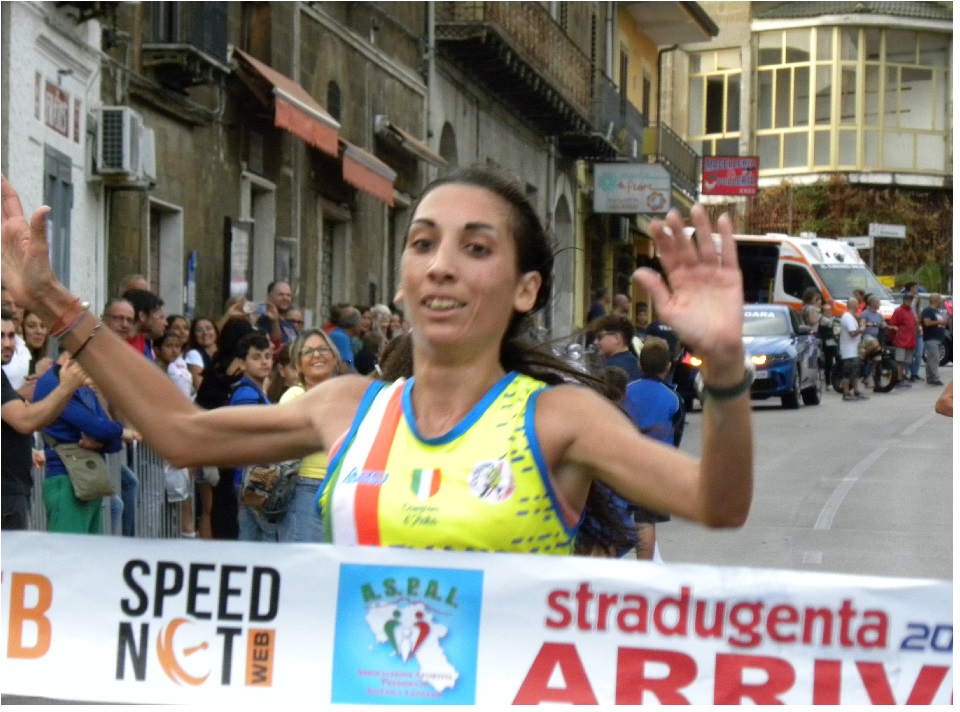 CORSA SU STRADA 10 km XXIV StraDugenta. Yahya Kadiri mette tutti in fila, Caivano Runner sul podio femminile con Filomena Palomba. Prossima edizione a giugno 2023.