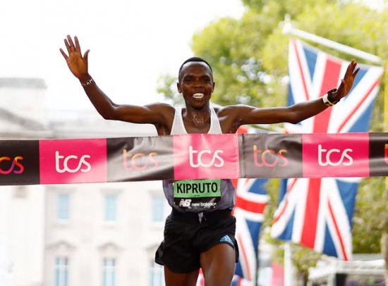 Amos Kipruto vince la London Marathon 2022