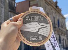 La medaglia in pietra lavica e legno per i finishers della Supermaratona