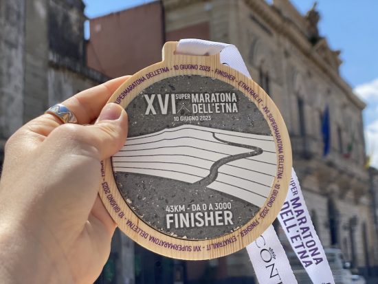 La medaglia in pietra lavica e legno per i finishers della Supermaratona