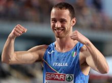 epa10502828 Samuele Ceccarelli of Italy celebrates after winning the first race in the Men's 60m semi final at the European Athletics Indoor Championships in Istanbul, Turkey, 04 March 2023.  EPA/Erdem Sahin