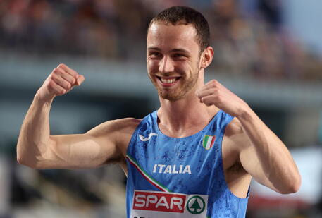 epa10502828 Samuele Ceccarelli of Italy celebrates after winning the first race in the Men's 60m semi final at the European Athletics Indoor Championships in Istanbul, Turkey, 04 March 2023.  EPA/Erdem Sahin